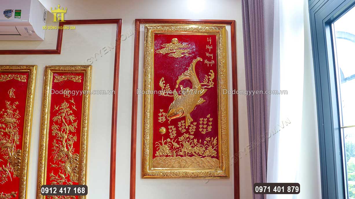 Tranh đ&ocirc;i c&aacute; ch&eacute;p được treo h&agrave;i h&ograve;a, đối xứng với nhau trong kh&ocirc;ng gian